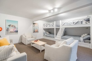 5 habitaciones, escritorio, tabla de planchar con plancha y wifi