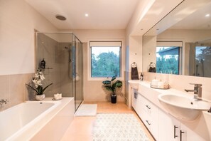 Badekar, hårføner og håndklær