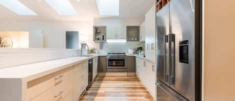 Refrigerador, microondas, horno y parrilla de estufa