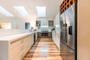 ثلاجة، ميكروويف، فرن، موقد طهي مسطح