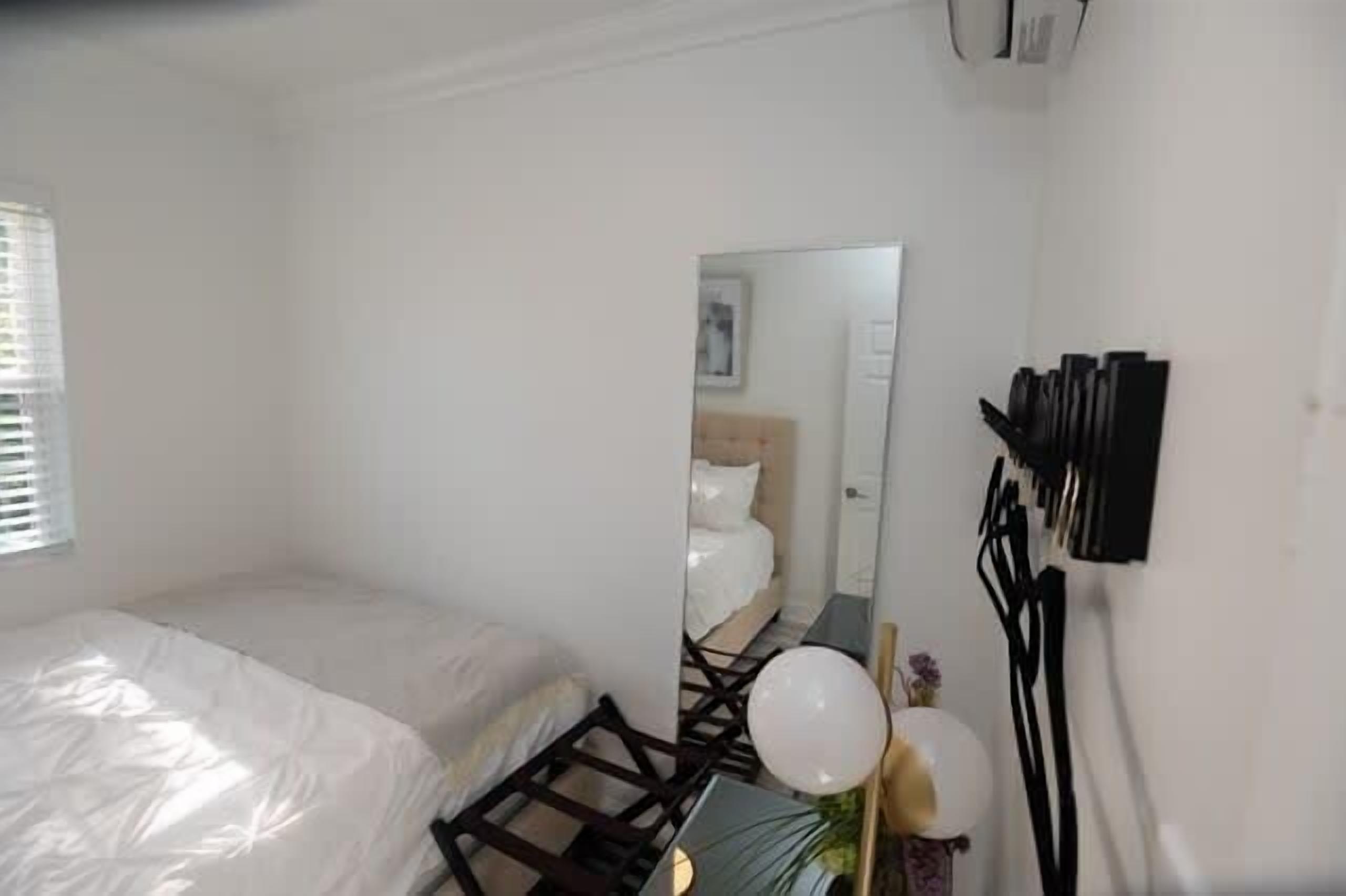 5 bedrooms, iron/ironing board, WiFi, bed sheets