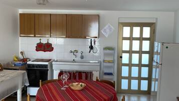 Frigorifero, forno, piano cottura, pentole/stoviglie/utensili