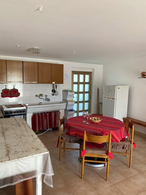 Kühlschrank, Ofen, Herdplatte, Kochgeschirr/Geschirr/Besteck