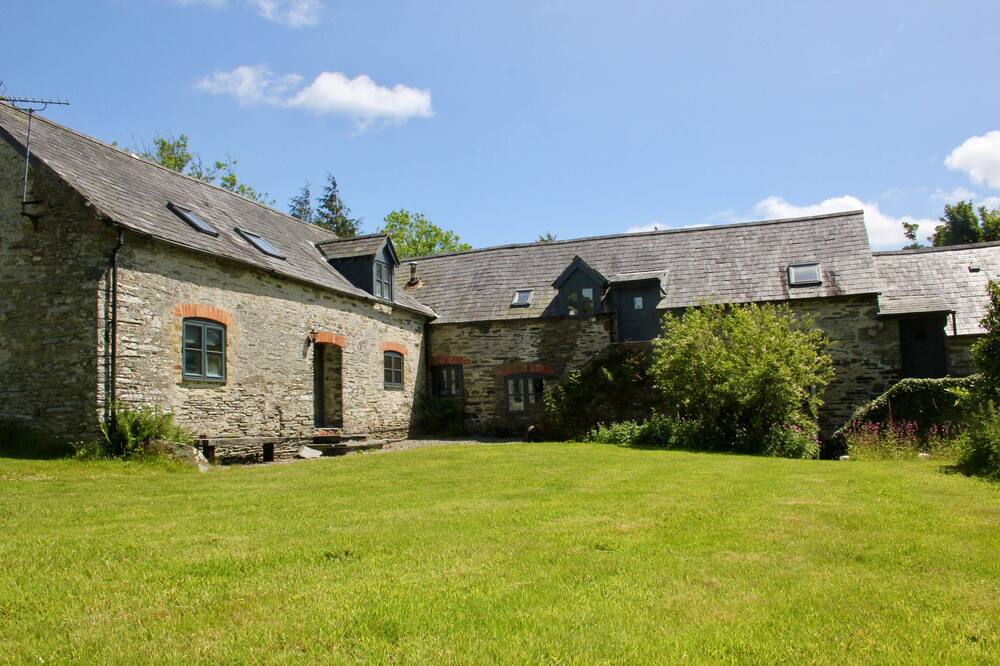 Cow Shed Cottages -3 miles to Aberporth Beach
