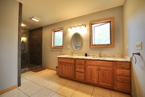 Ensemble douche/baignoire, papier toilette