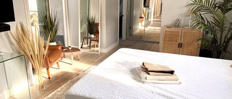 4 bedrooms, desk, WiFi