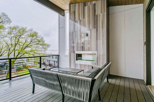 2 Modern Luxurious Side by Side Townhomes by Music City Luxury Stays