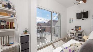 Apartment (One Bedroom Apartment with Terrace an) | Wohnzimmer | Fernseher