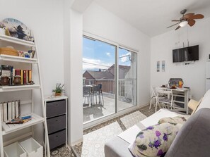 Apartamento (One Bedroom Apartment with Terrace an) | Sala de estar | TV