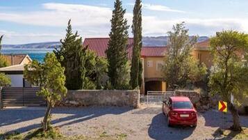 Apartemen (Two Bedroom Apartment with Balcony an) | Tempat parkir | Parkir mandiri gratis