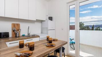 Apartment (Two Bedroom Apartment with Balcony an) | Eigene Küche | Kühlschrank