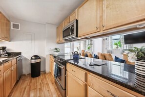 Refrigerador, microondas, horno y parrilla de estufa 