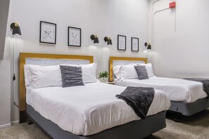 5 slaapkamers, een bureau, een strijkplank/strijkijzer, reisbedje