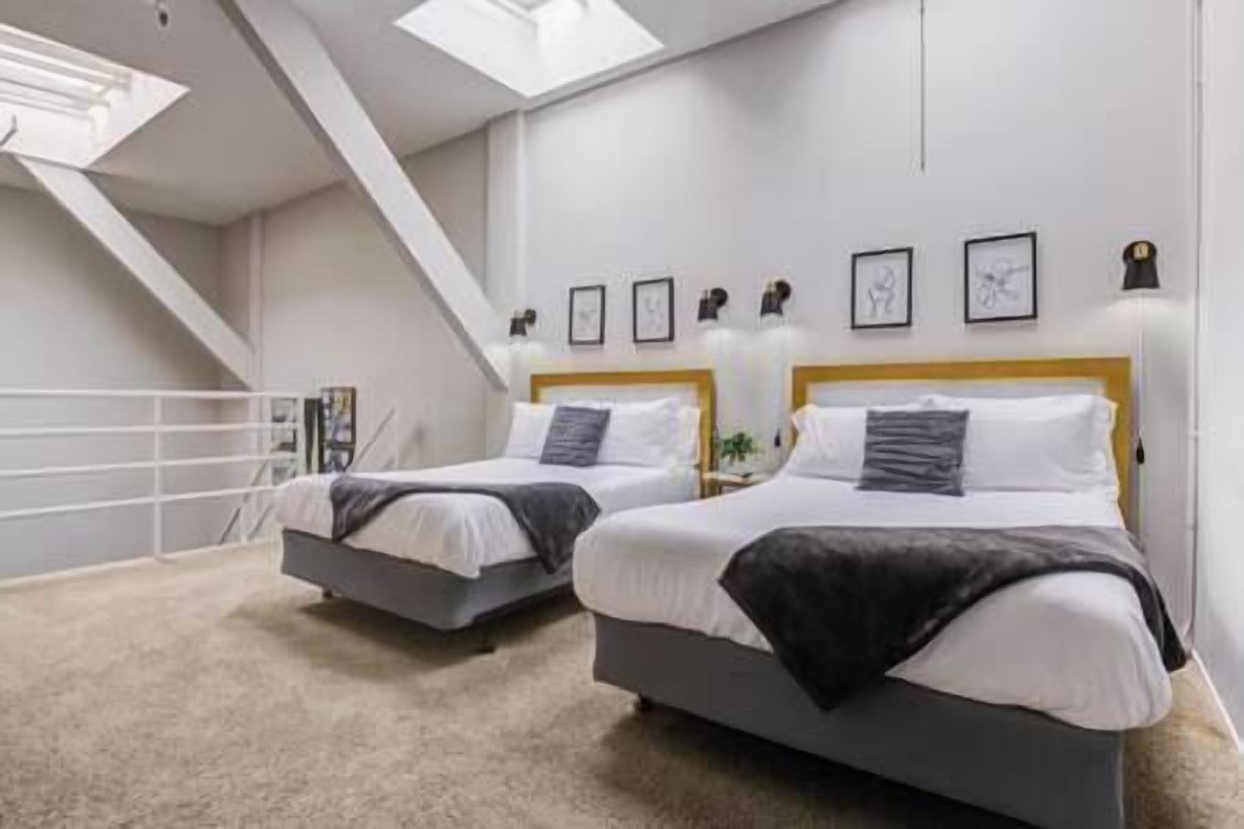 5 Schlafzimmer, Schreibtisch, Bügeleisen/Bügelbrett, Reisekinderbett