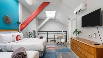 5 bedrooms, desk, iron/ironing board, travel crib