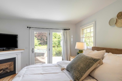 Driftwood Cottage by Rove Travel | Serene Cottage