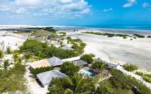 On the beach, white sand, beach towels - Kitejuba Bungalows (Camocim)