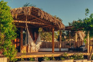 Cabaña de lujo | Minibar, caja de seguridad en la habitación y cortinas blackout 