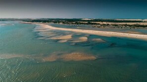 En la playa, playa de arena blanca y toallas de playa 