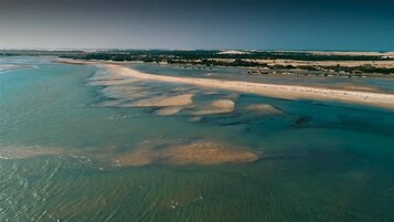 En la playa, arena blanca, toallas de playa