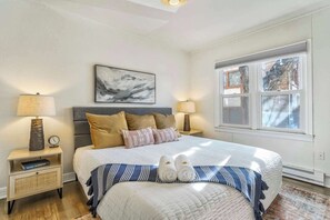 2 slaapkamers, een strijkplank/strijkijzer, reisbedje, wifi