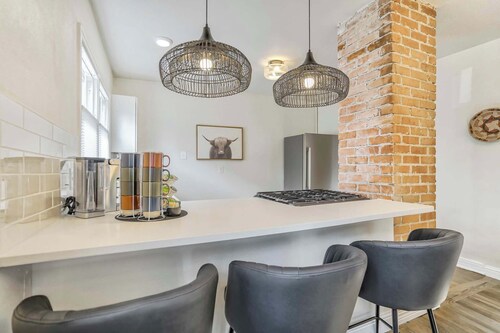 Pikes Breeze! Game Room! Fire Pit! Memorial Park!