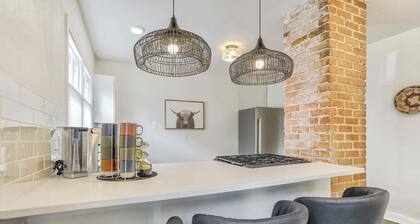 Pikes Breeze! Game Room! Fire Pit! Memorial Park!