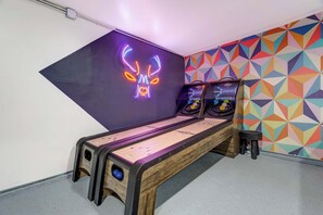 Games room - Pikes Breeze! Game Room! Fire Pit! Memorial Park! (Colorado Springs)