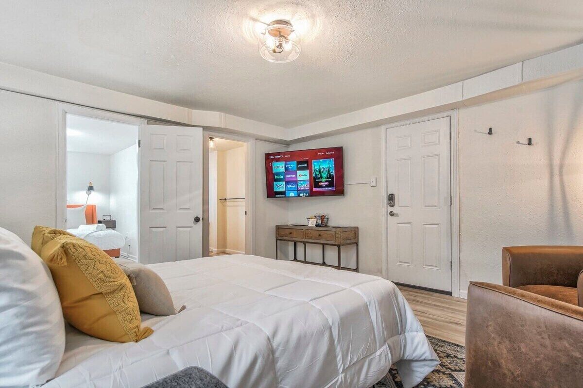 1 habitación, tabla de planchar con plancha, cuna de viaje y wifi 