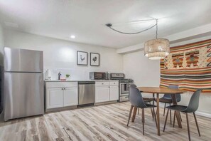 Een koelkast, een magnetron, een oven, een kookplaat