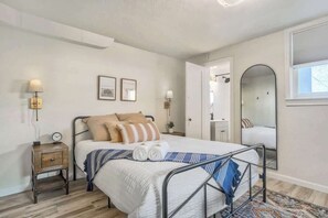 1 slaapkamer, een strijkplank/strijkijzer, wifi, beddengoed