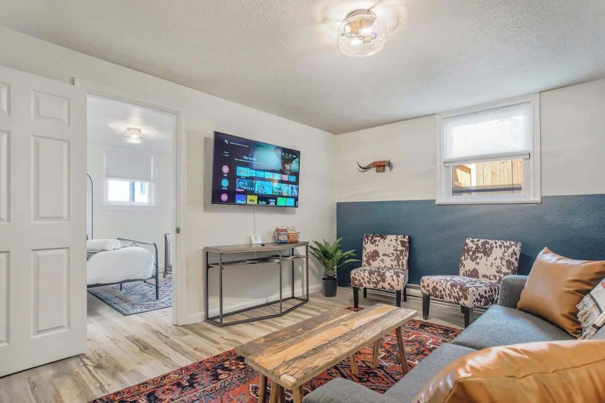 Een televisie en een kantoor