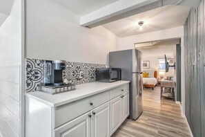 Réfrigérateur, four à micro-ondes, un four, surface de cuisson