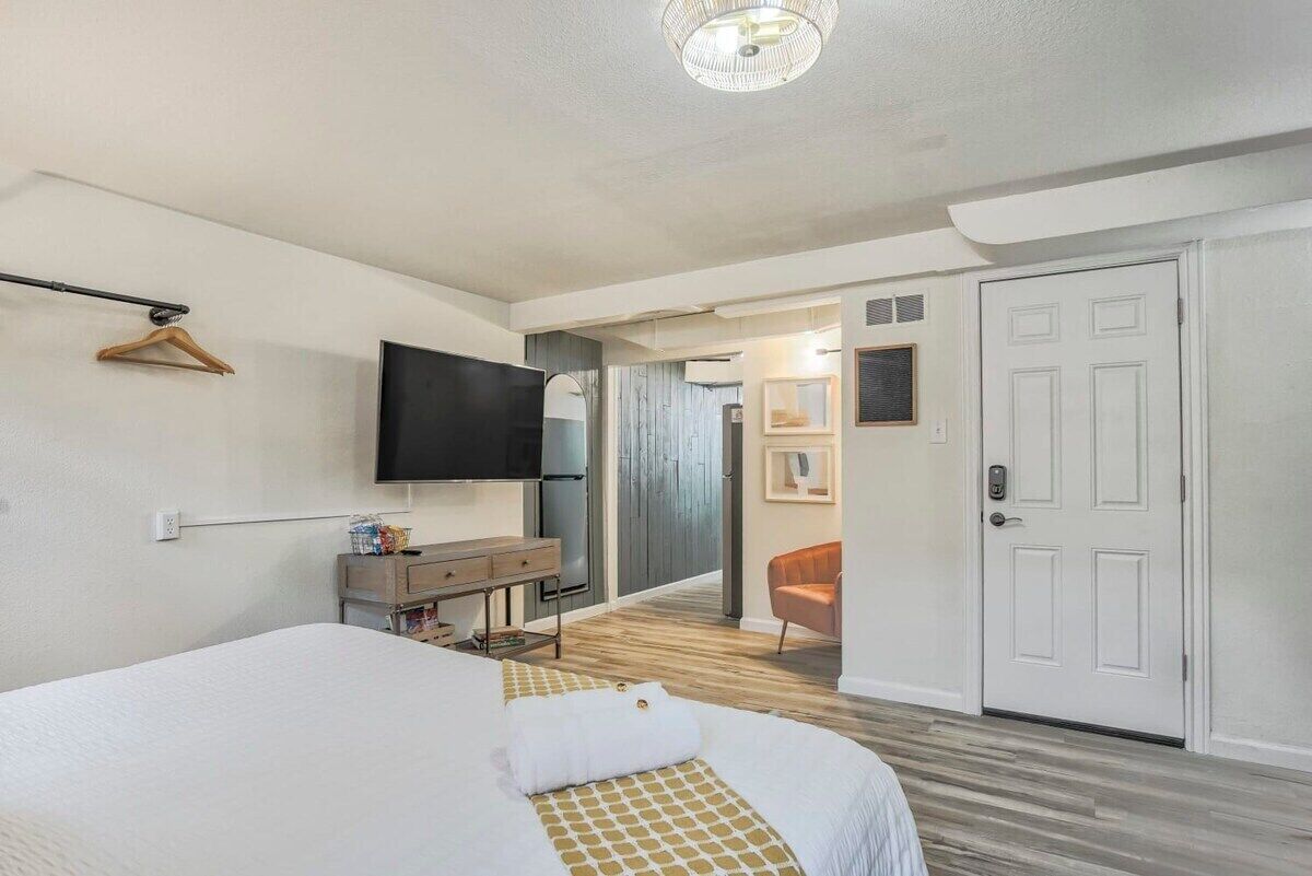 1 habitación, tabla de planchar con plancha, cuna de viaje y wifi 