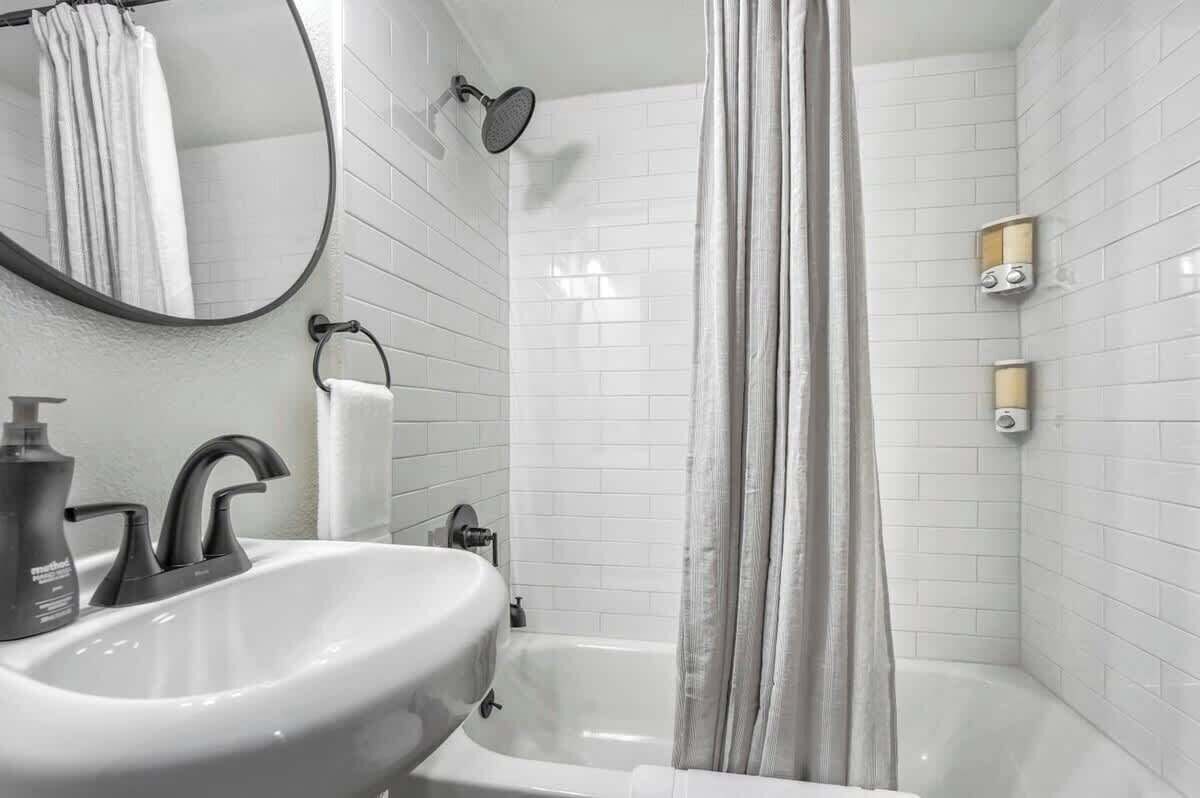 Shower, hair dryer, towels, shampoo