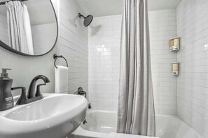 Dusche, Haartrockner, Handtücher, Shampoo