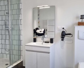 Hair dryer, towels - Le Rethel - One Bedroom House, Sleeps 3 (Caen)