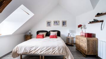 2 bedrooms, iron/ironing board, WiFi (free), bed sheets