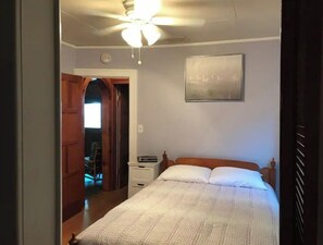 2 室のベッドルーム、アイロン / アイロン台、WiFi (無料)、ベッドシーツ