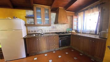 Refrigerador, horno, cafetera y tetera y tetera eléctrica
