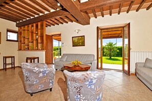 Villa familiare, 4 camere da letto, 2 bagni, lato montagna (Villa San Lorenzo) | Area soggiorno | Caminetto
