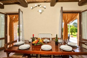 Family Villa, 4 Bedrooms, 2 Bathrooms, Mountainside (Villa San Lorenzo) | Dining