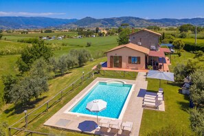 Villa familiare, 4 camere da letto, 2 bagni, lato montagna (Villa San Lorenzo) | Piscina | Piscina stagionale all'aperto