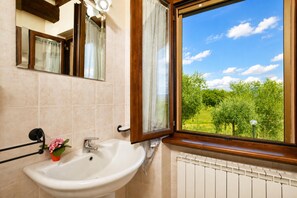 Family Villa, 4 Bedrooms, 2 Bathrooms, Mountainside (Villa San Lorenzo) | Bathroom | Shower, hair dryer, bidet, towels