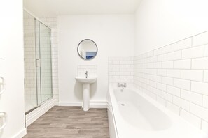 Bathtub, towels