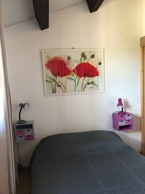 2 bedrooms, iron/ironing board, travel cot, free WiFi
