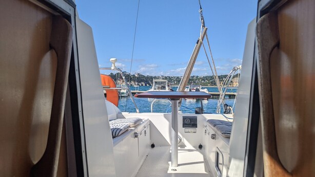 A boat's interior with a view of the dock and water. - 10 m boat in Morgat harbour (CROZON)