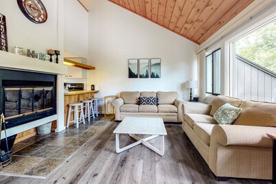 Sublime condo with fireplace, pool, hot tub, mountain view, & washer/dryer