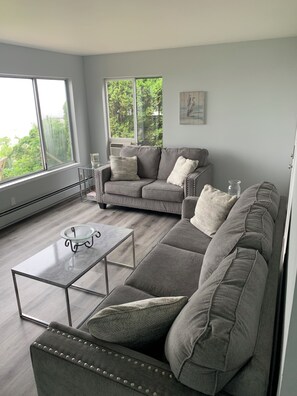 Smart TV - Stunning marina & Lake Michigan views, walking distance to downtown! (Manitowoc)