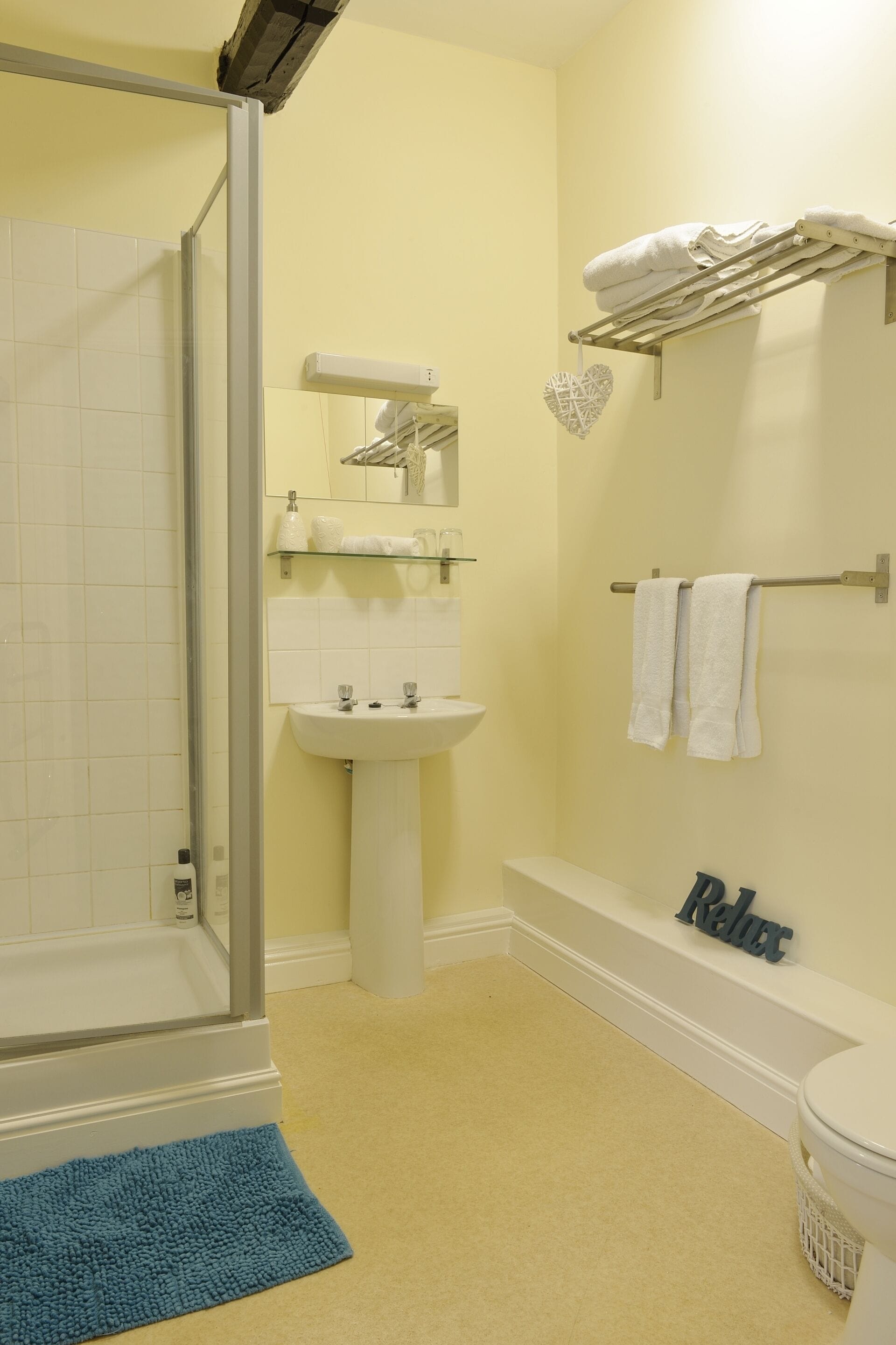 Un baño con ducha, lavabo e inodoro.